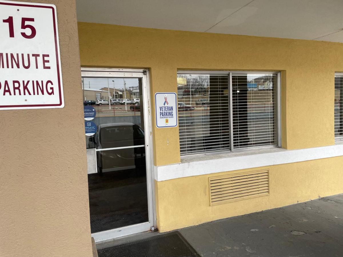 Deluxe Inn & Suites Junction City Exterior foto