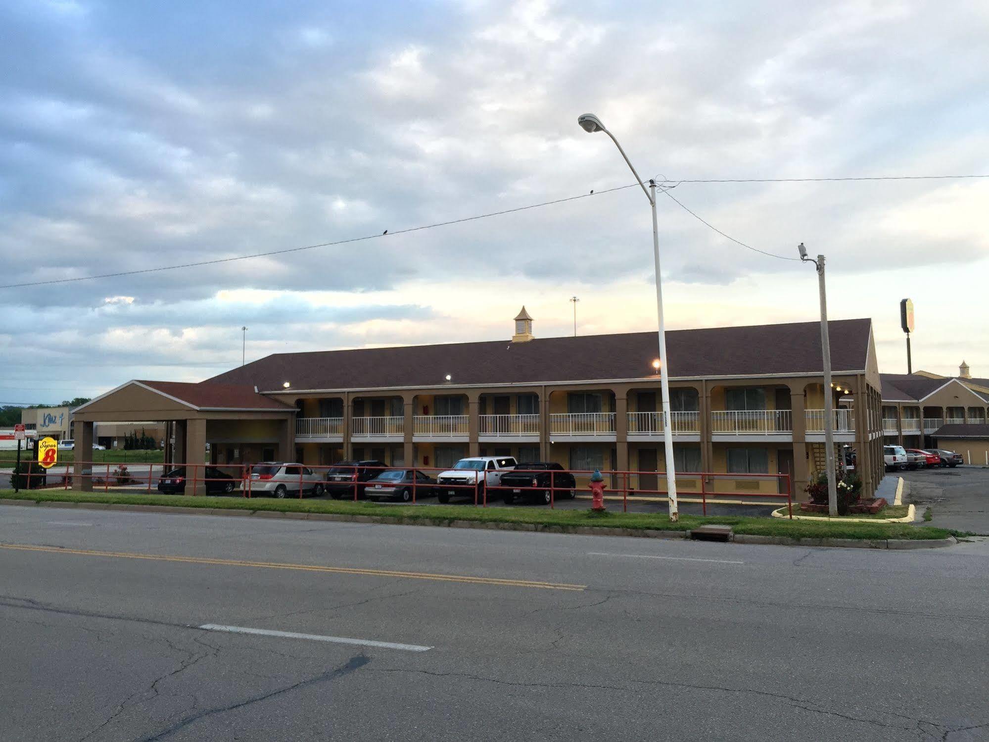 Deluxe Inn & Suites Junction City Exterior foto