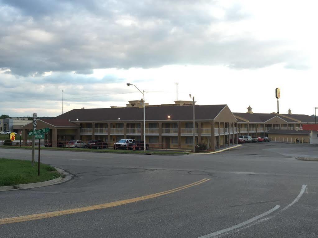 Deluxe Inn & Suites Junction City Exterior foto